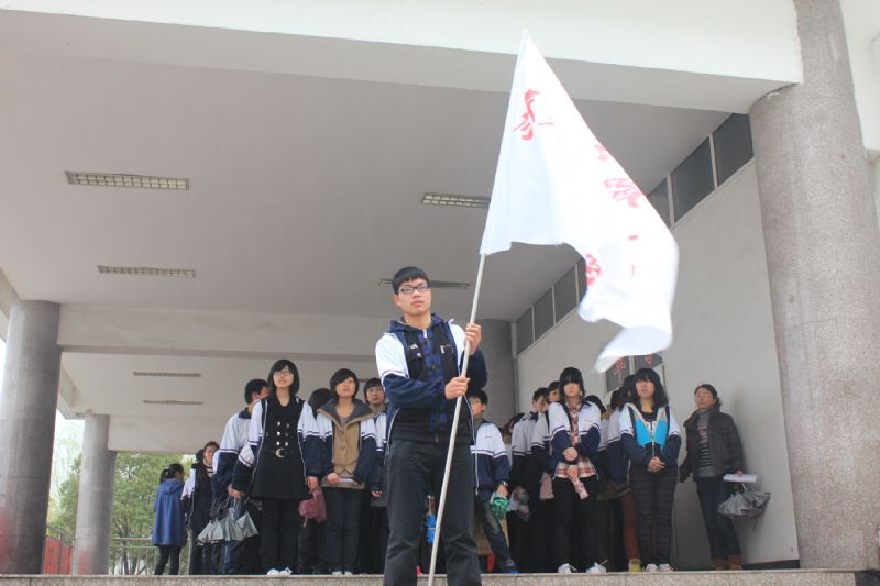 緬懷革命先烈，弘揚(yáng)民族精神—3月30日泰州實(shí)驗(yàn)中學(xué)清明節(jié)祭掃活動