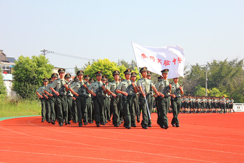 我校軍訓(xùn)方陣向全校師生匯報(bào)訓(xùn)練成果