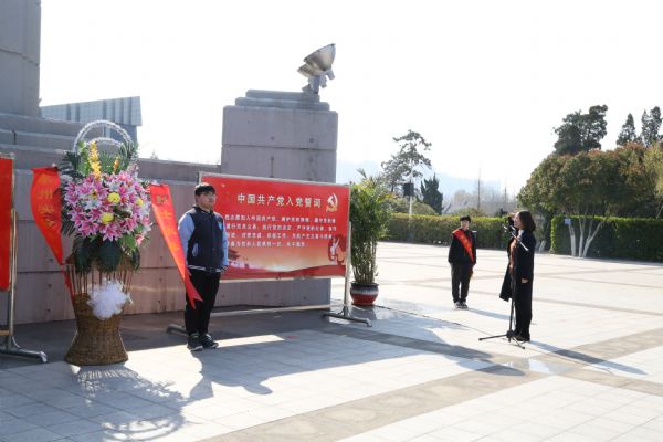 泰州實驗中學(xué)開展清明祭掃活動