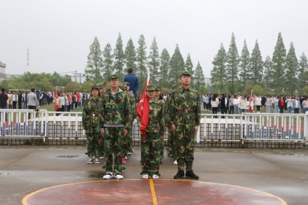 泰州實驗中學舉行慶祝中國人民解放軍海軍暨渡江戰(zhàn)役70周年升國旗儀式