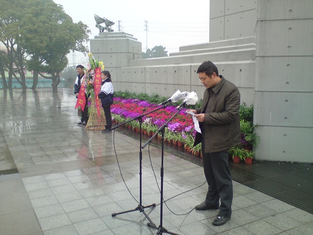 緬懷革命先烈，弘揚(yáng)民族精神—3月30日泰州實(shí)驗(yàn)中學(xué)清明節(jié)祭掃活動