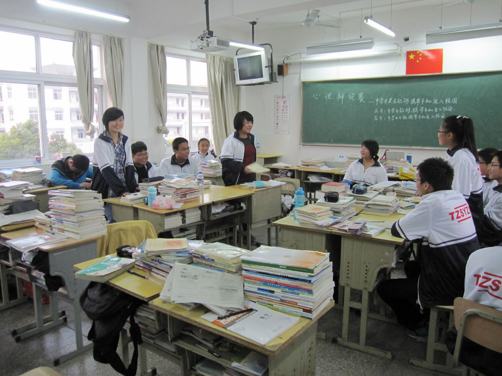 校馨心苑心理社團(tuán)舉行“中學(xué)生能否帶手機(jī)進(jìn)校園”辯論賽