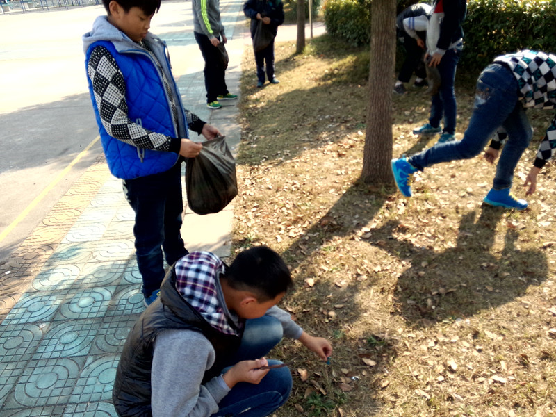 3月12日青年志愿者創(chuàng)綠色校園，樹文明新風(fēng)